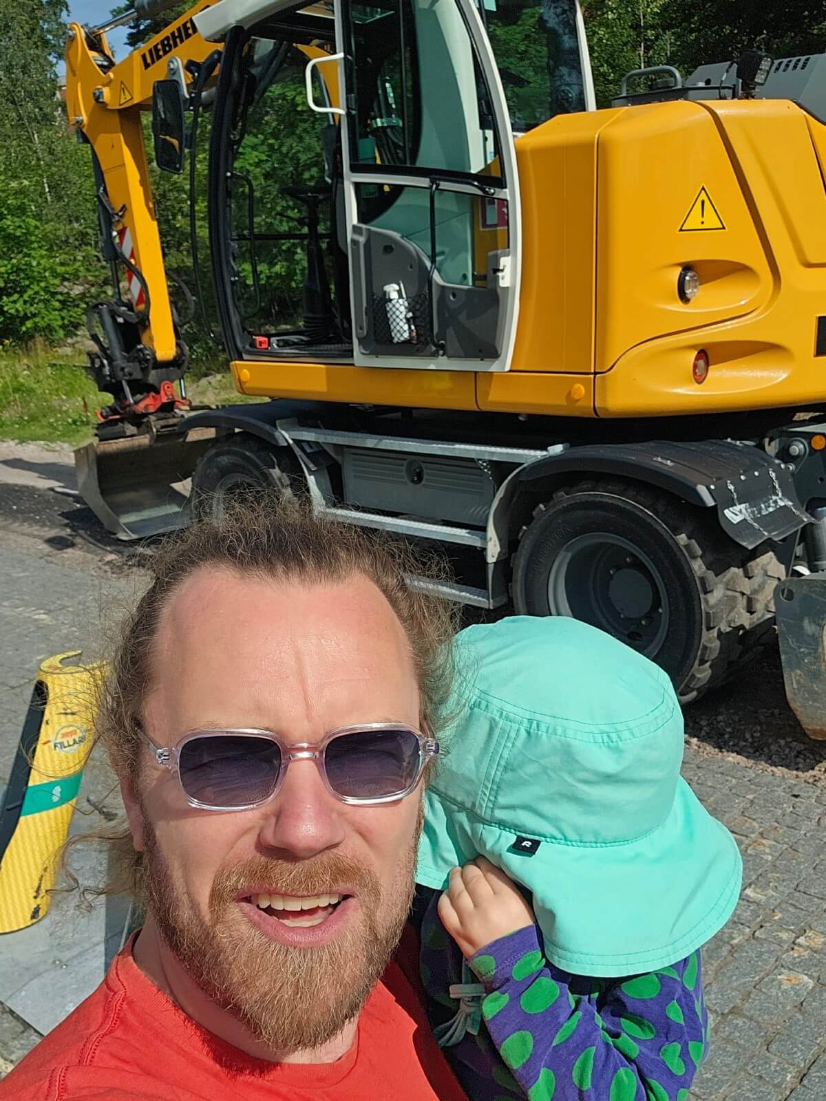 Antti Merilehto ja poika asfalttikoneen luona