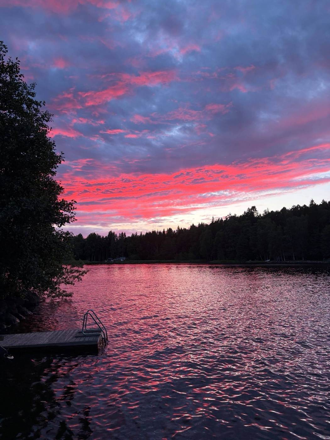 Auringonlasku mökkisaaren rannassa